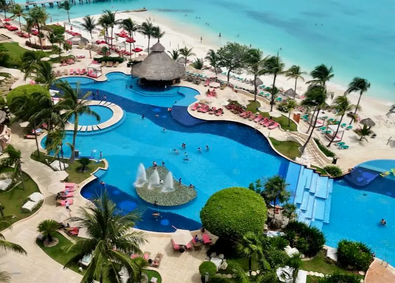 Family-friendly resort in Cancun with pools and waterslides, ideal for vacations with kids