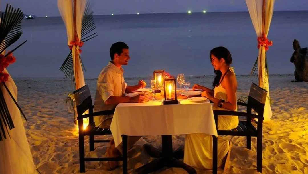 A couple in a romantic dinner